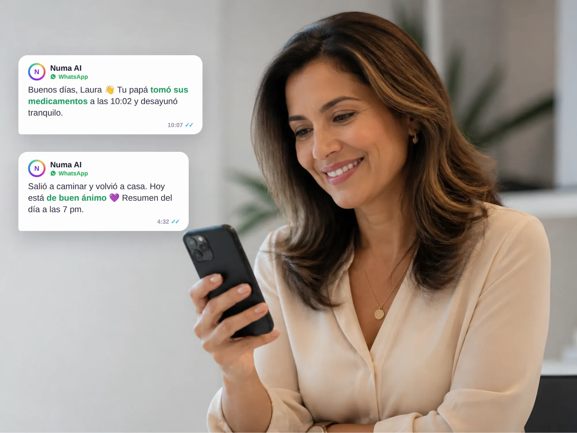 Cuidadora recibiendo alertas en su celular